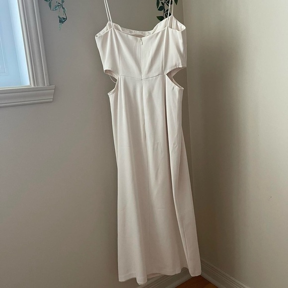 Love bonito side cut out pencil midi dress
Brand: Love Bonito - Picture 7 of 9